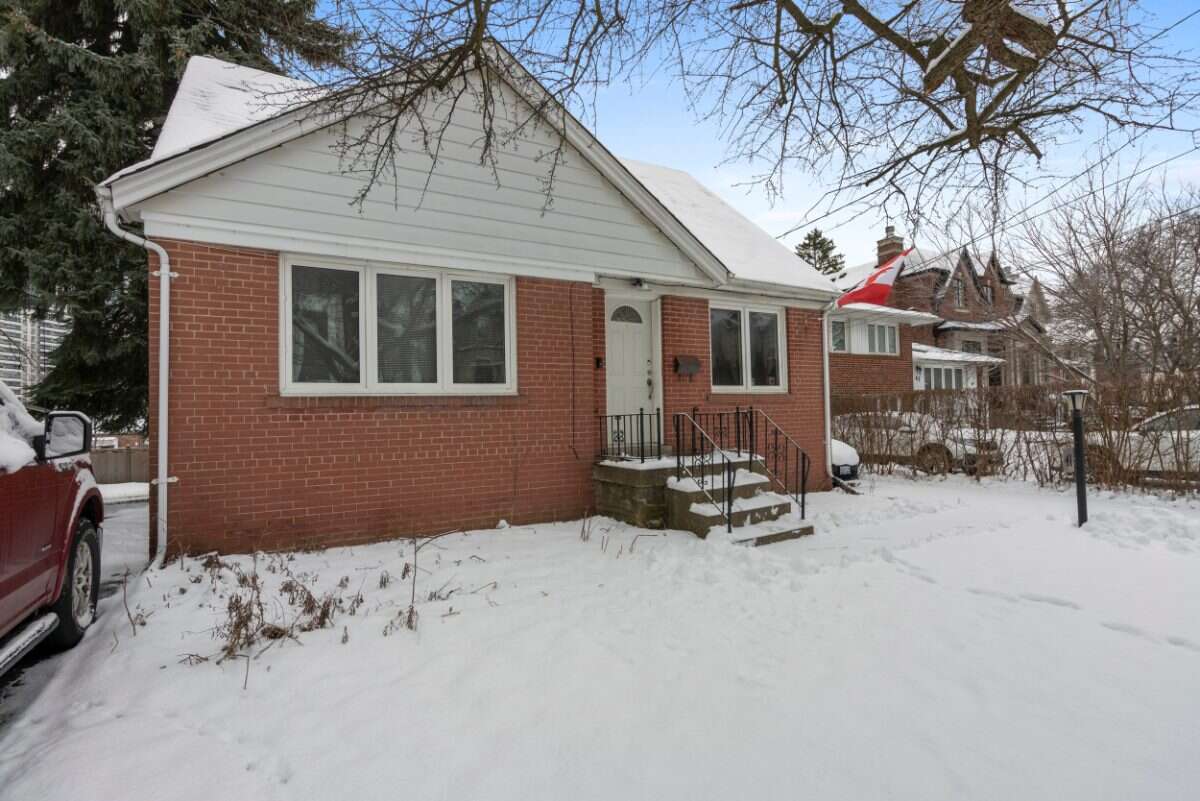 39 Churchill Ave